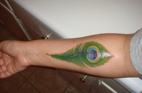点击大图看下一张：漂亮的大孔雀羽毛纹身图案