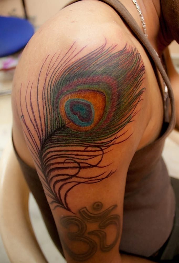 点击大图看下一张：漂亮的大孔雀羽毛纹身图案