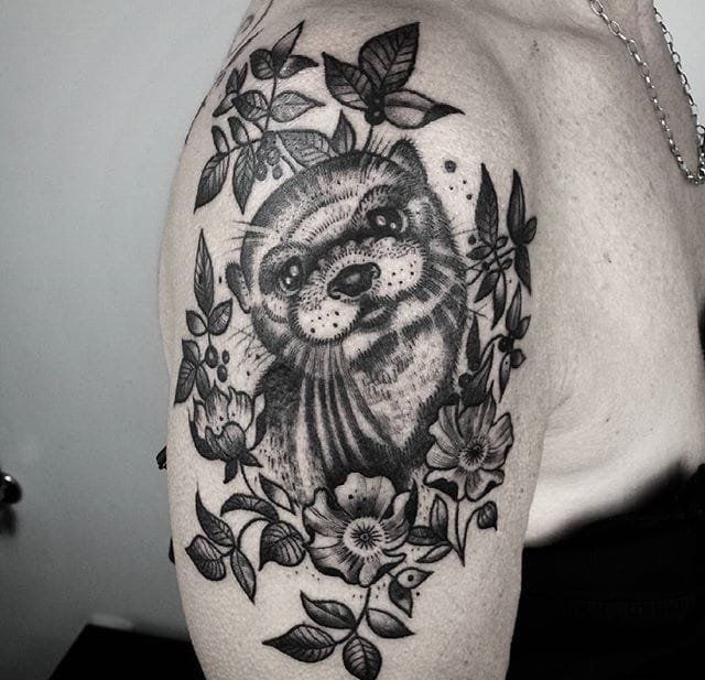 点击大图看下一张:20款可爱的生物水獭纹身图案