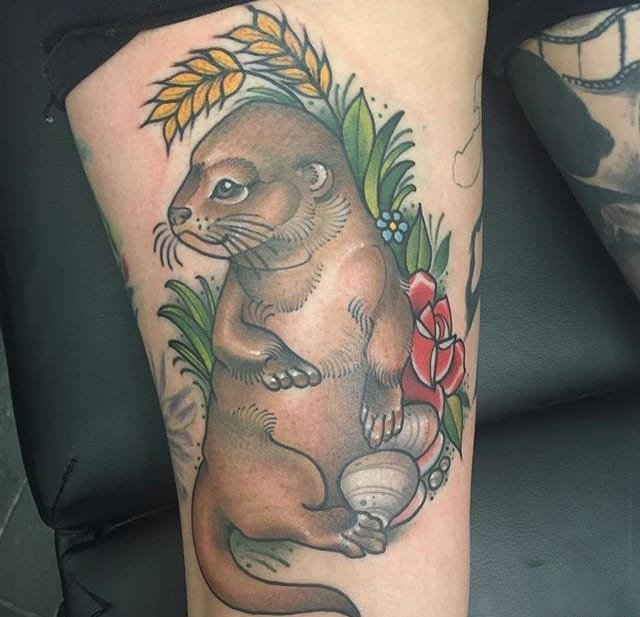 点击大图看下一张:20款可爱的生物水獭纹身图案