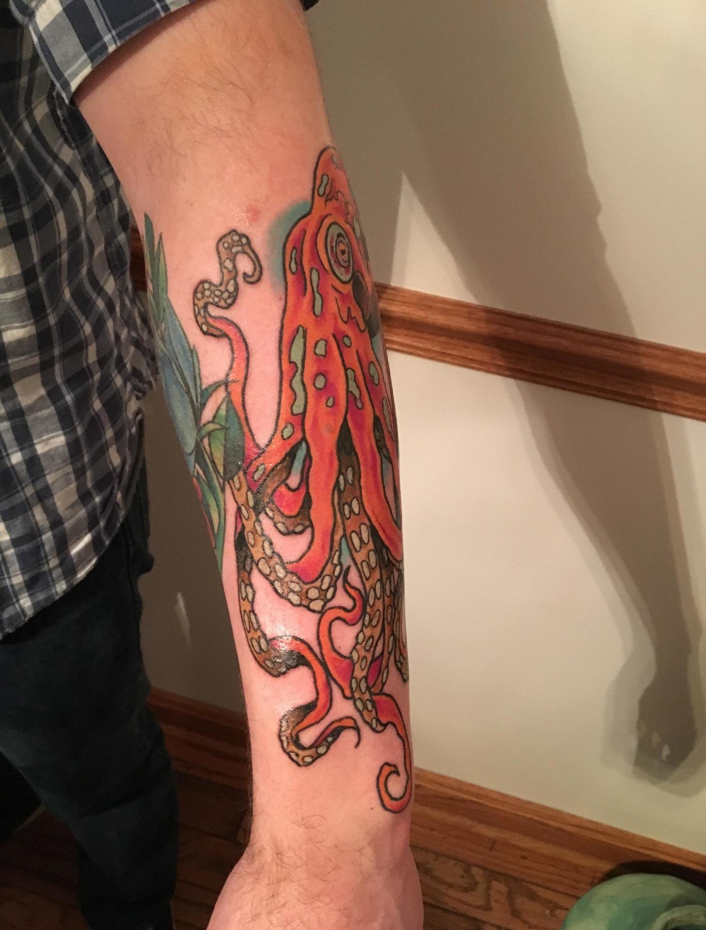 点击大图看下一张：男性手前臂漂亮有彩色章鱼纹身图案