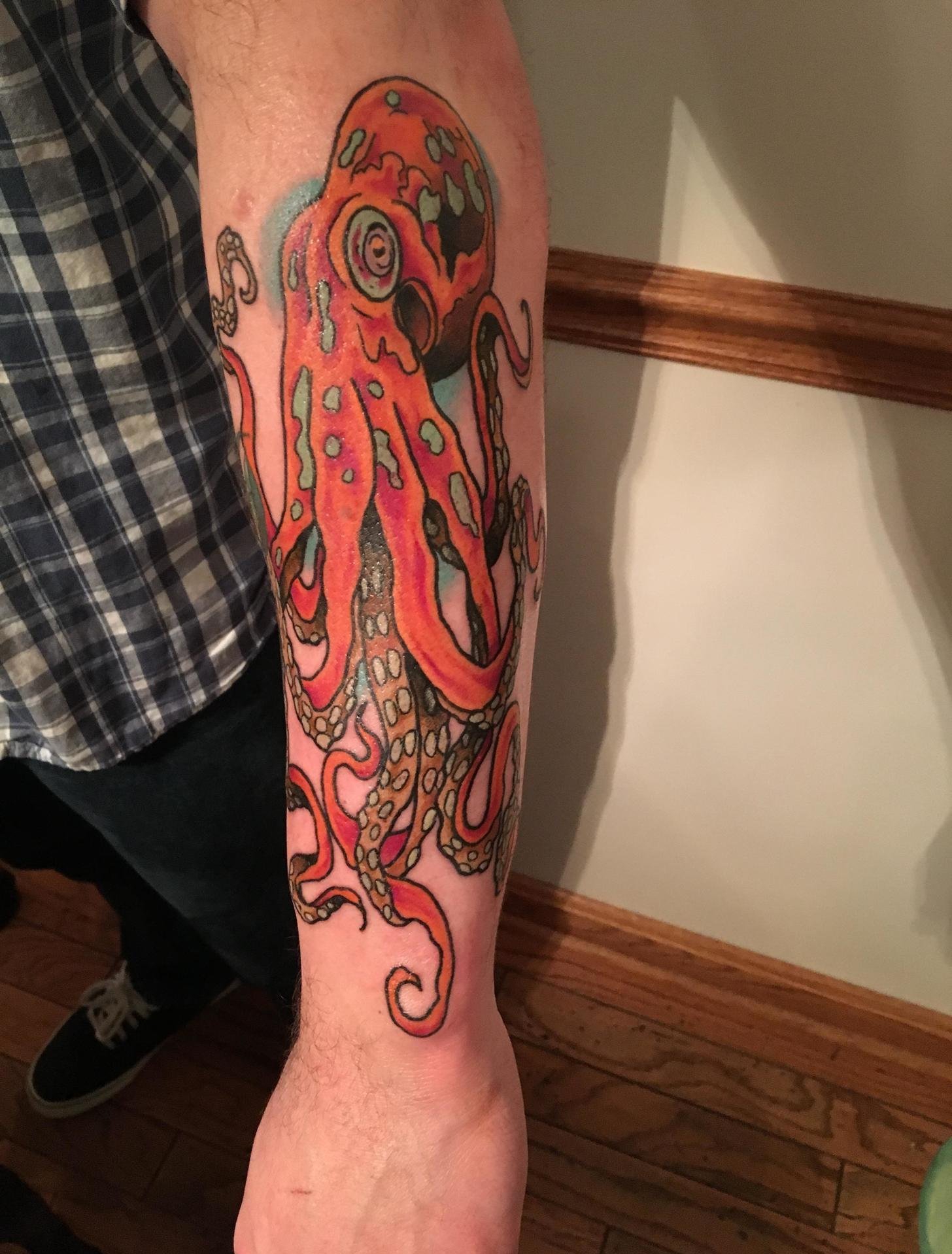 点击大图看下一张:男性手前臂漂亮有彩色章鱼纹身图案