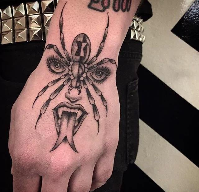 点击大图看下一张：性感迷人的女人面部蜘蛛纹身图案