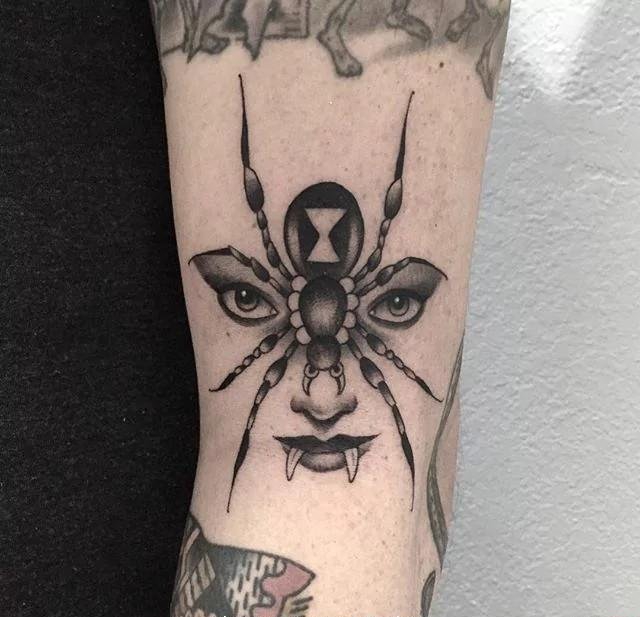 点击大图看下一张：性感迷人的女人面部蜘蛛纹身图案