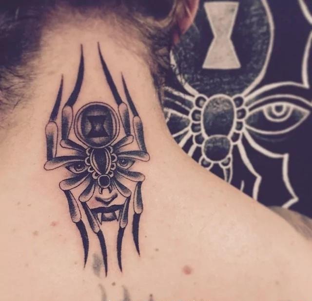 点击大图看下一张:性感迷人的女人面部蜘蛛纹身图案