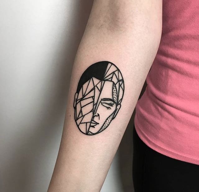 点击大图看下一张:简单有个性的黑白纹身图案来自于汤米