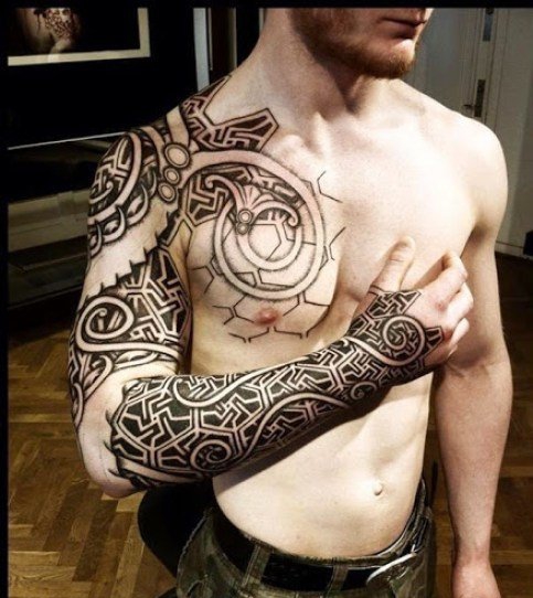 点击大图看下一张：男性阳刚有力的半甲花臂纹身图案