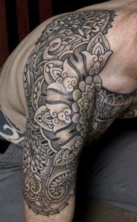 点击大图看下一张:男性阳刚有力的半甲花臂纹身图案