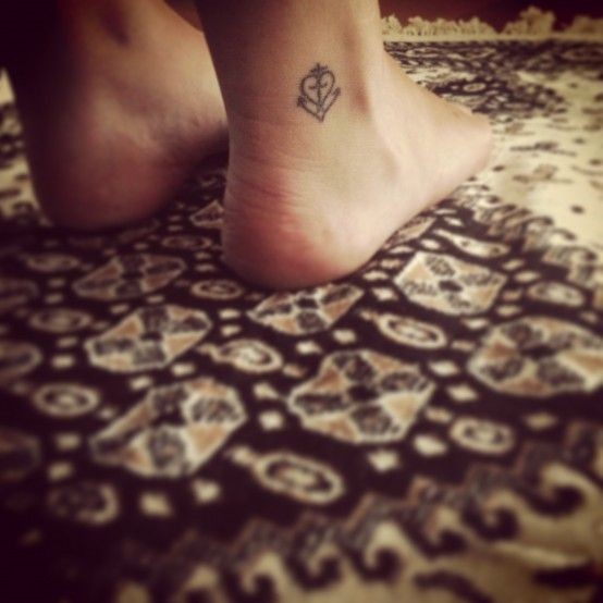 点击大图看下一张：女性脚踝上小清新纹身图案