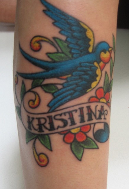 点击大图看下一张：女士花臂燕子也有爱刺青图案