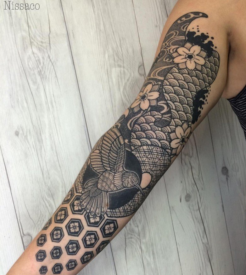 点击大图看下一张：男性帅气的几何图形花臂纹身图案