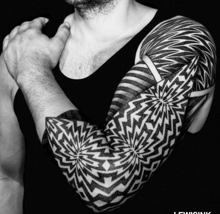 点击大图看下一张：男性帅气的几何图形花臂纹身图案