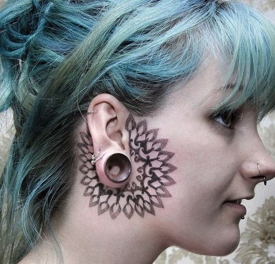 点击大图看下一张:女性大胆的脸部纹身图案