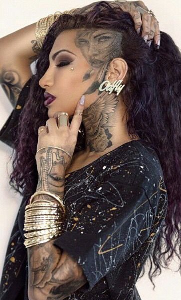 点击大图看下一张:女性大胆的脸部纹身图案