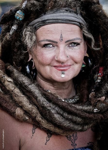 点击大图看下一张:女性大胆的脸部纹身图案