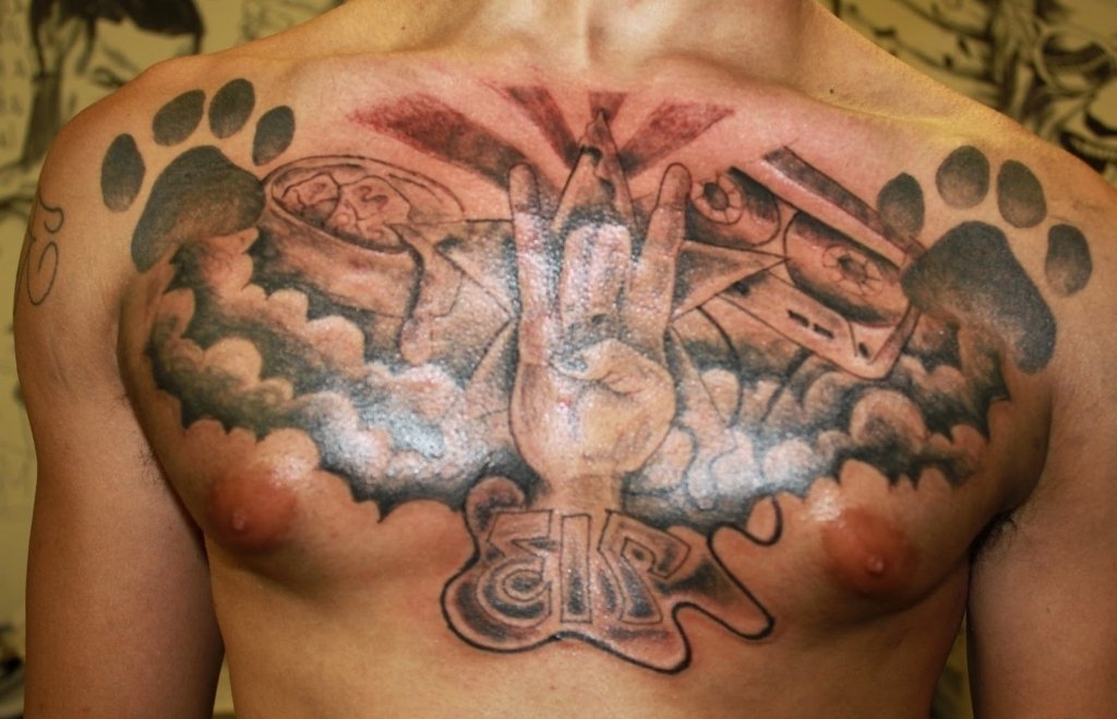 点击大图看下一张：男性霸气的满胸纹身图案欣赏