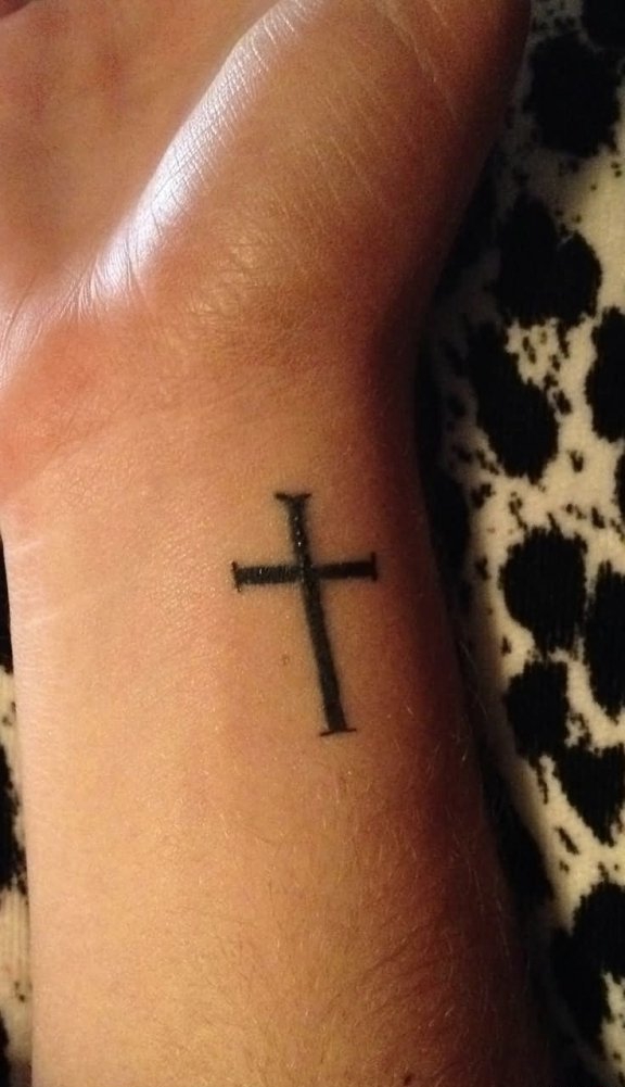 点击大图看下一张：手腕上的简单风格十字架纹身图案
