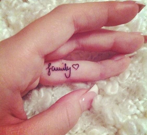 点击大图看下一张：手指上的代表着爱的英文字"love"纹身图案
