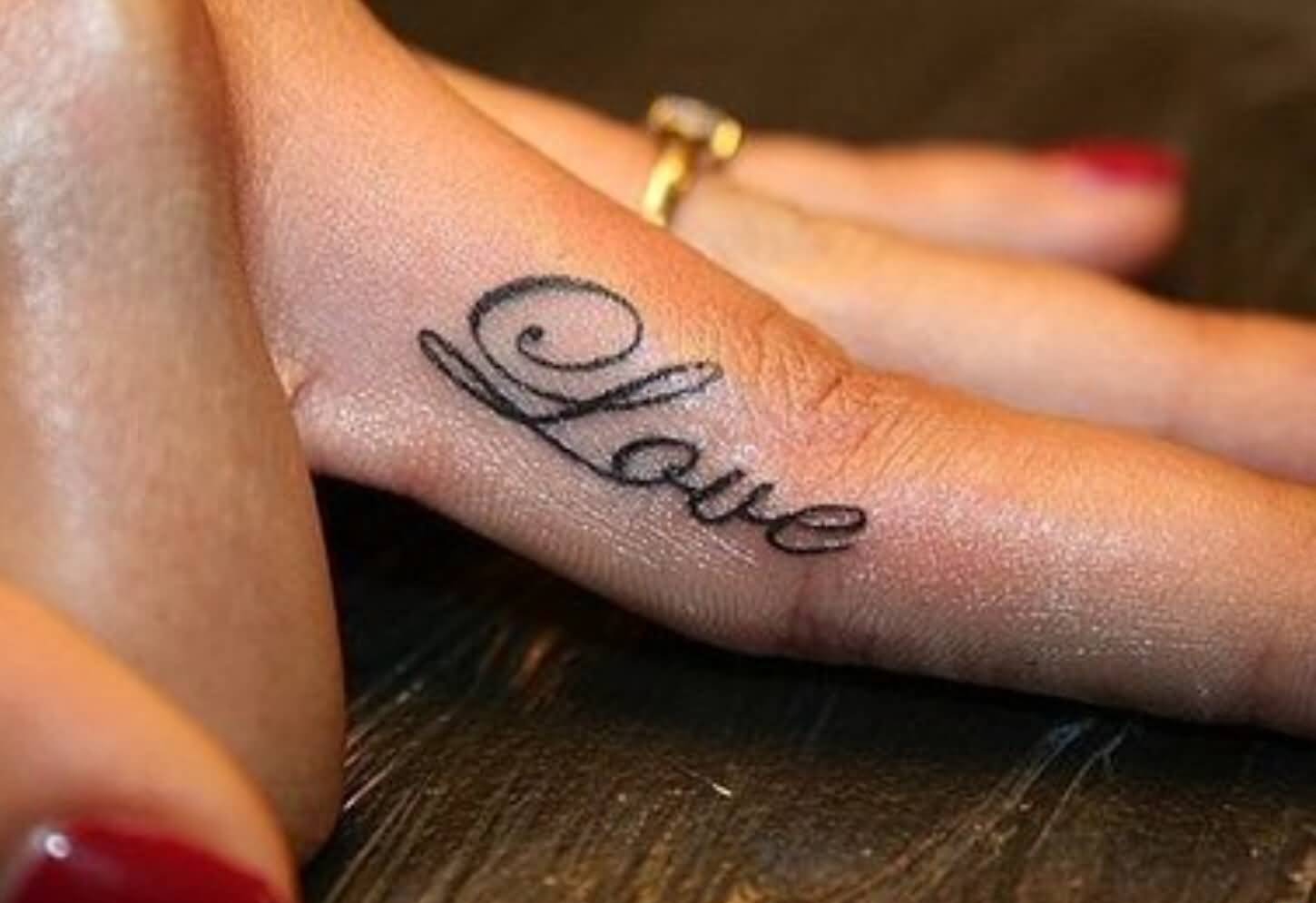 点击大图看下一张：手指上的代表着爱的英文字"love"纹身图案