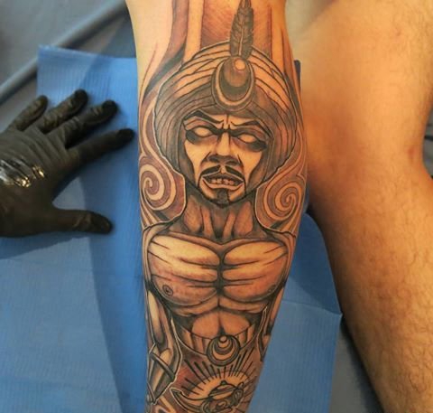 点击大图看下一张：小腿上帅气的黑灰色阿拉丁与神灯纹身图片