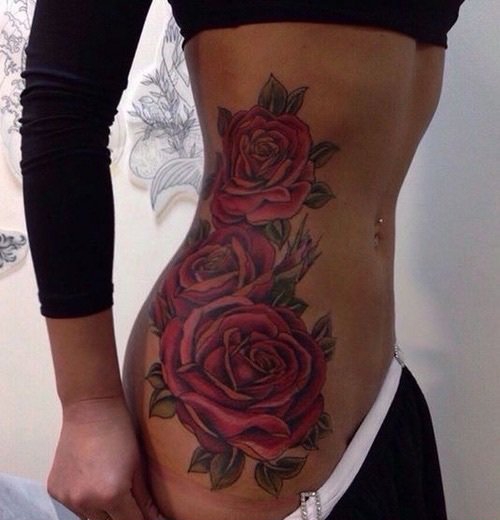 点击大图看下一张：性感美女侧肋上性感的大红玫瑰花纹身图片