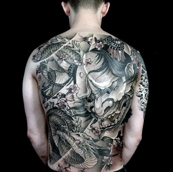 点击大图看下一张：男人霸气的满背龙纹身图案