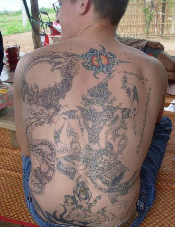 点击大图看下一张：男人霸气的满背龙纹身图案