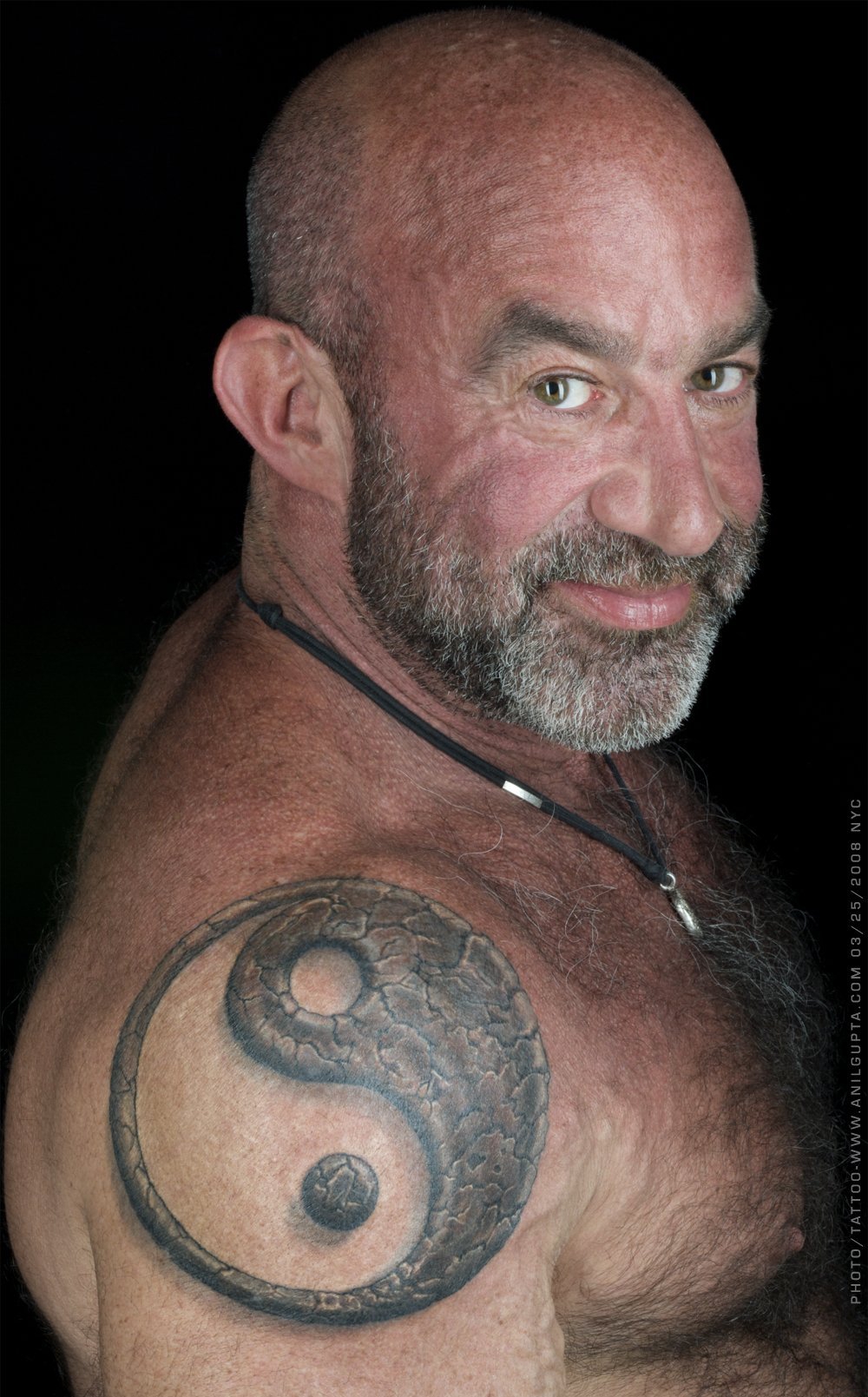 点击大图看下一张：男子右肩膀上霸气的3D石裂阴阳八卦纹身图片