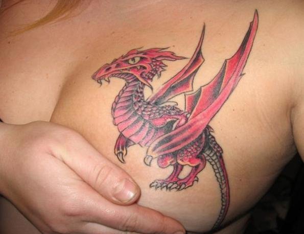 点击大图看下一张：女性胸部上帅气的西方红龙纹身图片