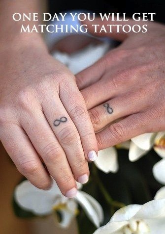点击大图看下一张：情侣恋人手指关节上的各种指环纹身图案