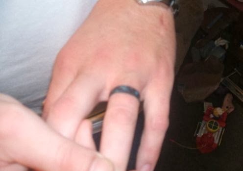 点击大图看下一张:情侣恋人手指关节上的各种指环纹身图案