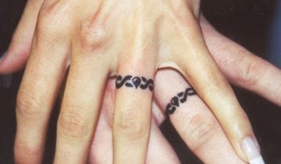 点击大图看下一张:情侣恋人手指关节上的各种指环纹身图案