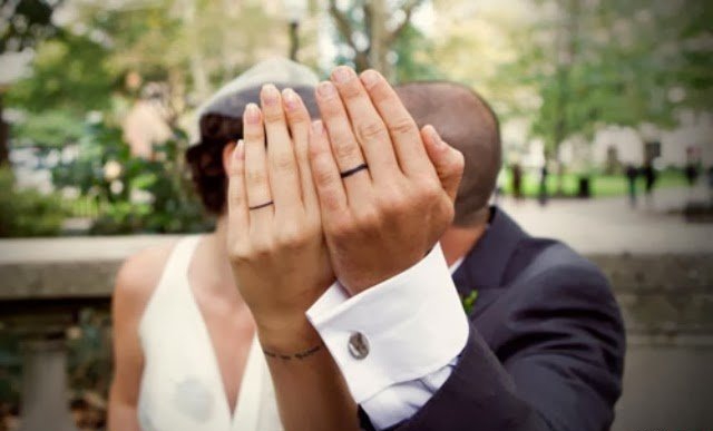 点击大图看下一张：情侣恋人手指关节上的各种指环纹身图案