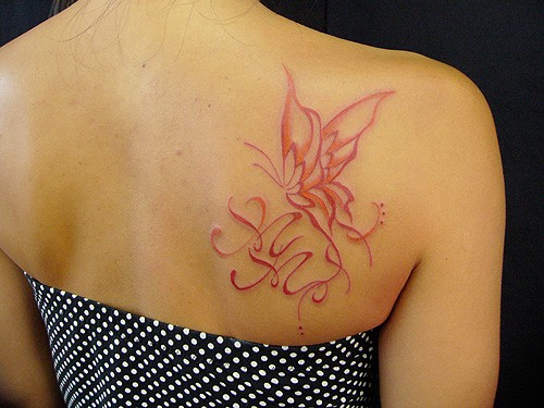 点击大图看下一张：女性肩部很漂亮的蝴蝶图腾纹身