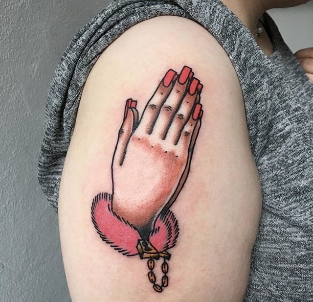 点击大图看下一张：恋人一双漂亮的戴着手铐的祈祷之手纹身图案
