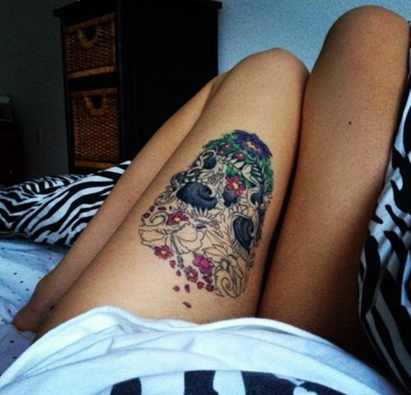 点击大图看下一张：女性大腿上超性感的骷髅头纹身图案