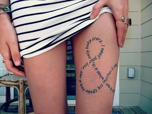点击大图看下一张：女性腿部超有个性的英文图腾纹身
