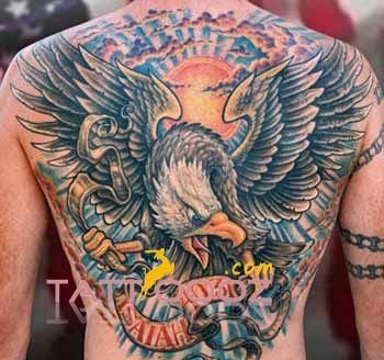 点击大图看下一张：男性背部满背超霸气白头鹰纹身图案