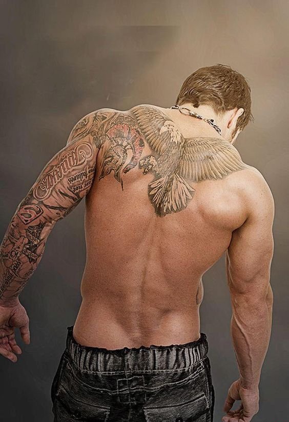 点击大图看下一张：男性背部满背超霸气白头鹰纹身图案