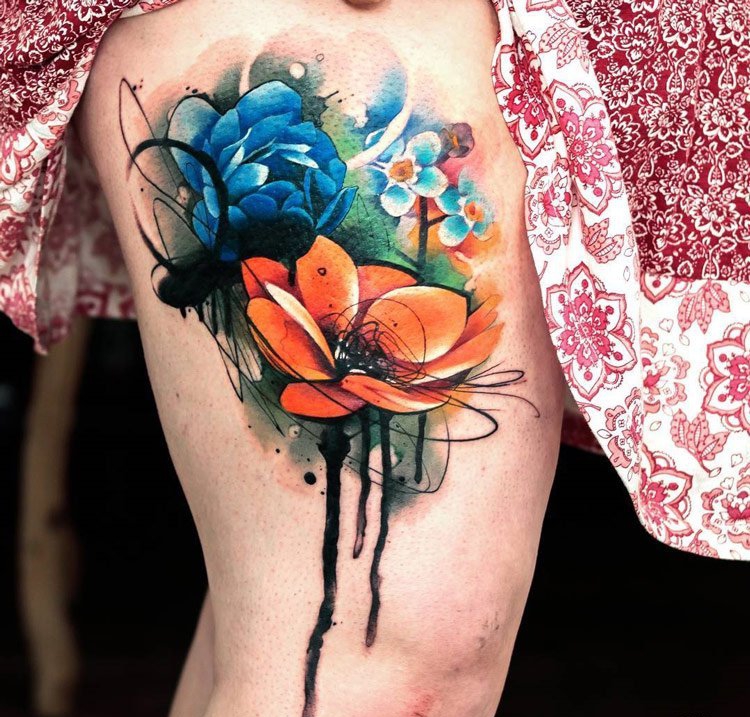 点击大图看下一张：女孩大腿上可爱的水彩花朵纹身图片