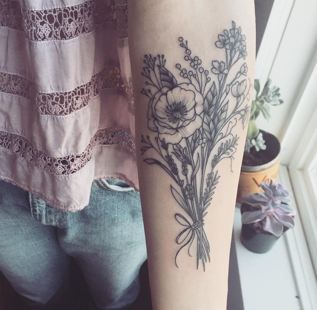 点击大图看下一张：女孩手臂上精致的植物插花纹身图片