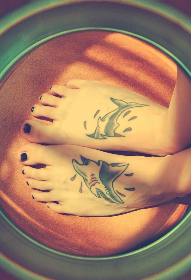 点击大图看下一张：女性双脚上的同款匹配的纹身图案