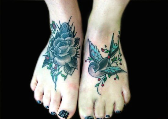点击大图看下一张：女性双脚上的同款匹配的纹身图案
