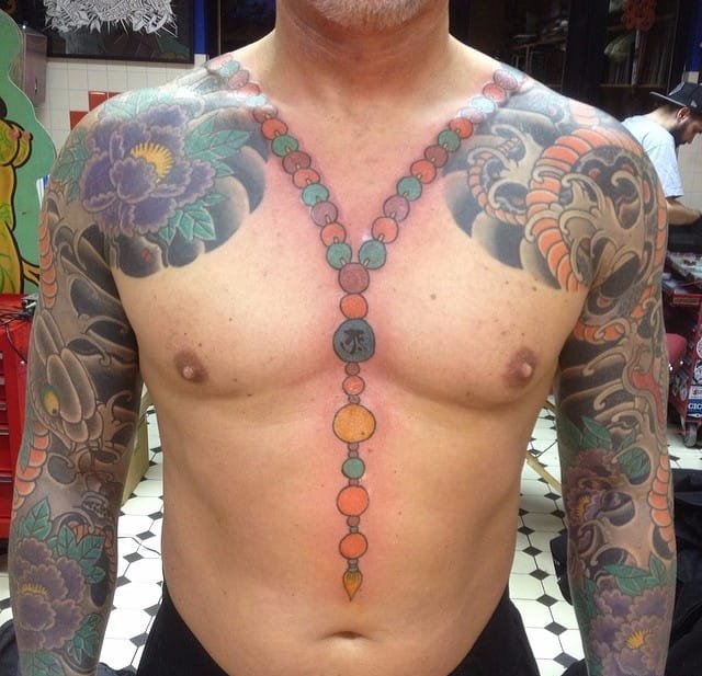 点击大图看下一张：神圣的佛珠项链纹身男人喜欢的吉祥纹身图案