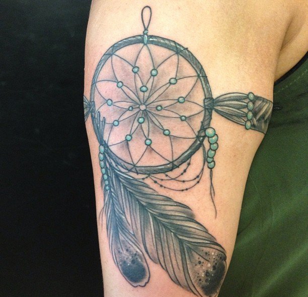 点击大图看下一张：右手大臂上精致的捕梦网纹身图片