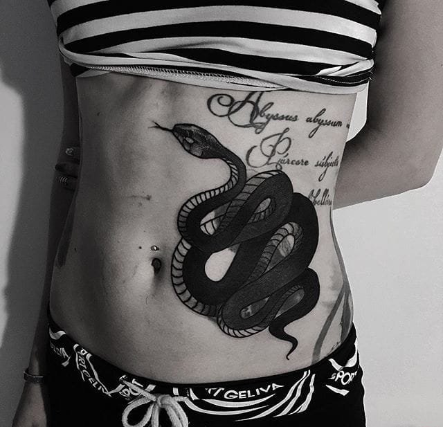 点击大图看下一张:令人难以忘怀的黑白灰风格纹身图案来自纹身师弗拉基米尔•普赖德