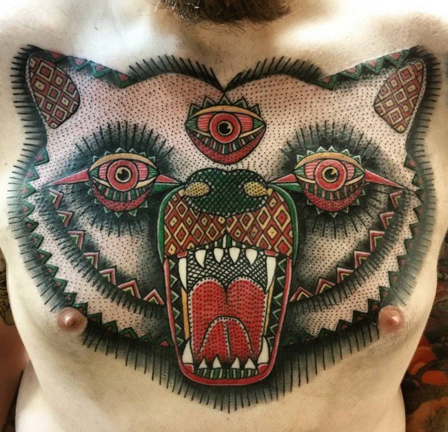 点击大图看下一张：男性正面满胸愤怒的熊纹身图案