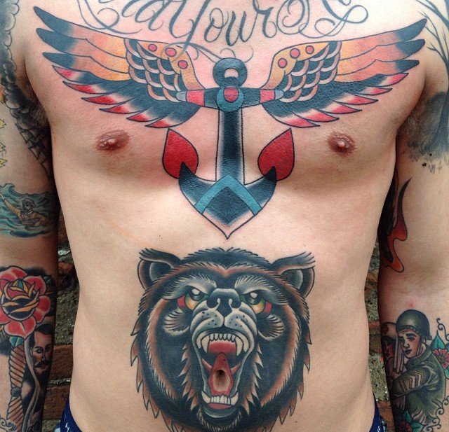 点击大图看下一张：男性正面满胸愤怒的熊纹身图案