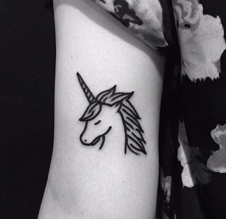 点击大图看下一张：女孩手大臂上简约的黑色线条独角马纹身图片