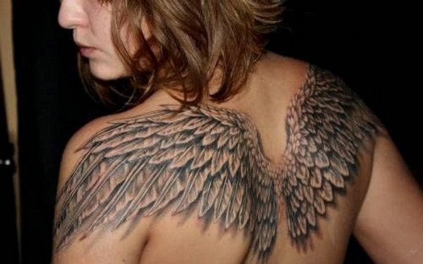 点击大图看下一张：女性背部漂亮的天使翅膀纹身图案